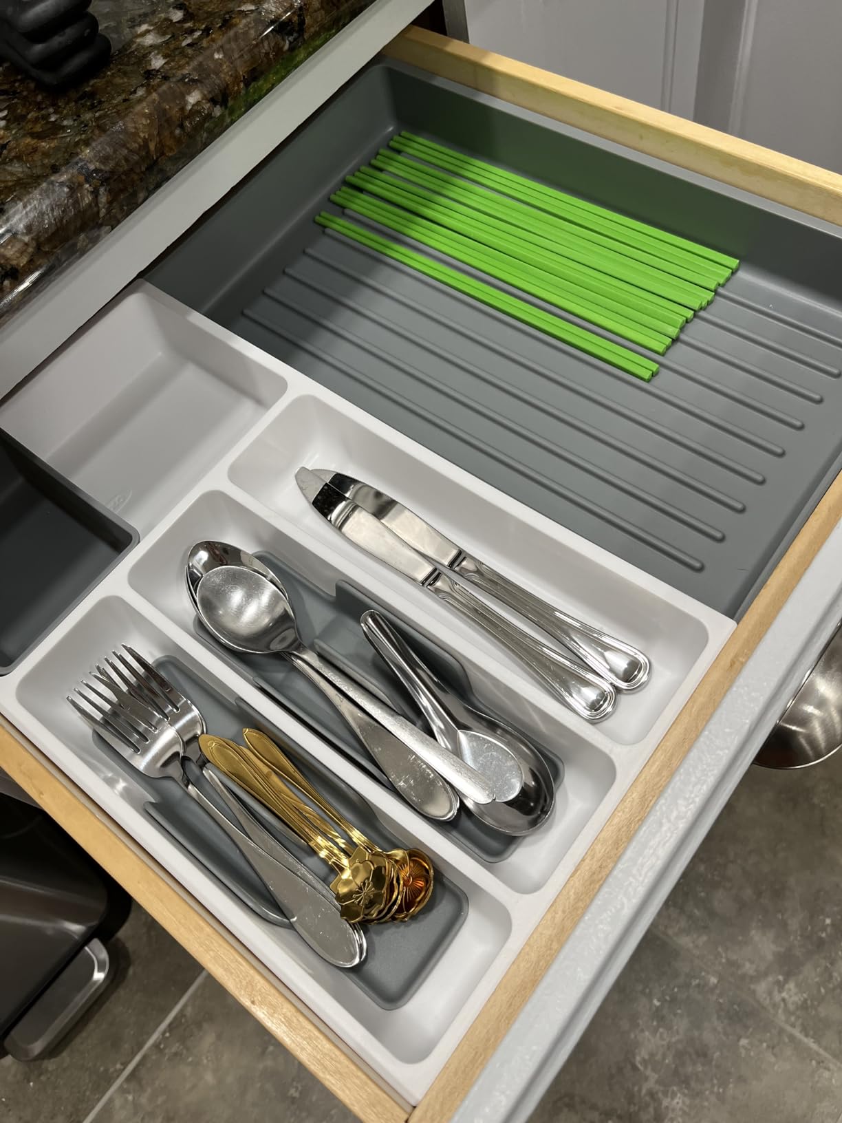 OXO Good Grips Kitchen Drawer, Expandable Utensil Organizer | Keep Essentials Neatly Stacked with Utensil Caddies, Kitchen Space Savers, Caddies Lift Out for Table Setting, Easy to Clean customer photo 1