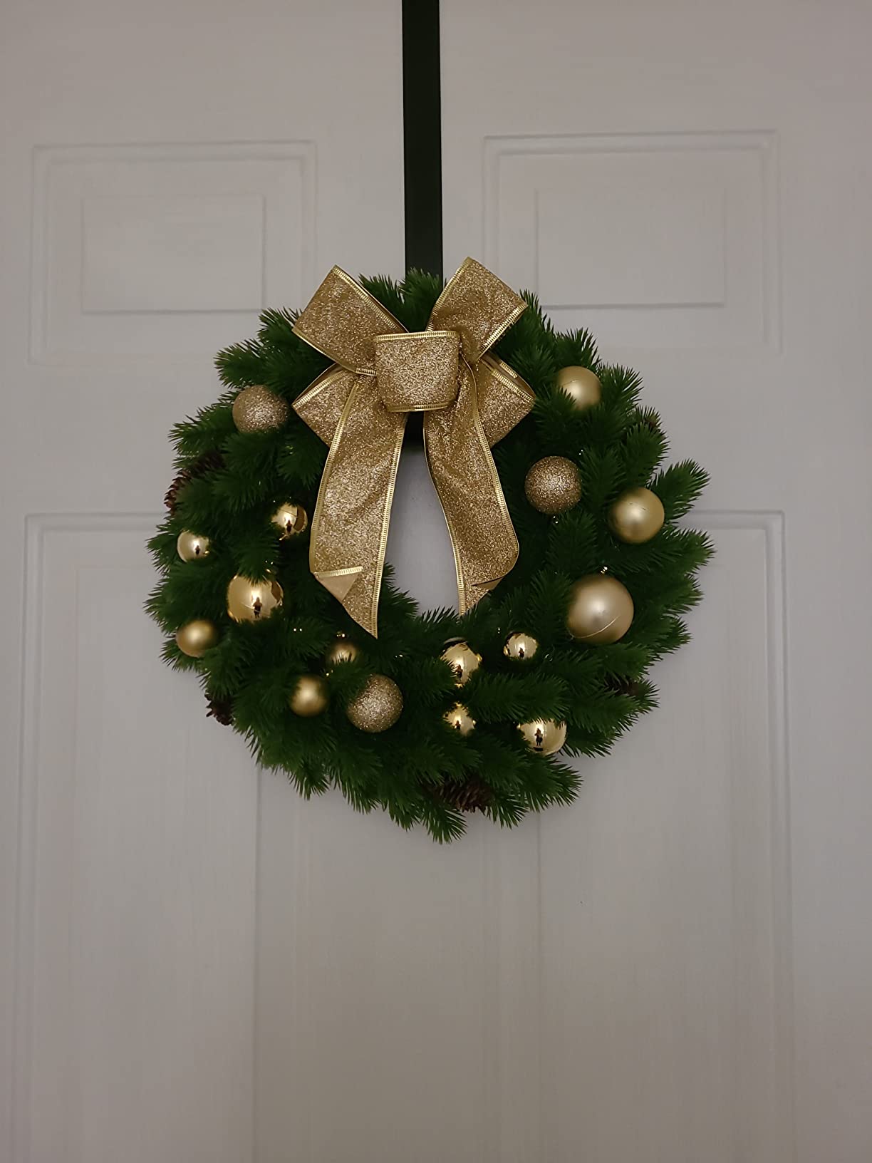 Hausse Lighted Christmas Wreath with Metal Hanger, Pre-lit Xmas Wreath with Large Golden Bow & Balls, Battery Operated with 40 LEDs Lights, for Front Door Gate Wall Christmas Party Decorations customer photo 1