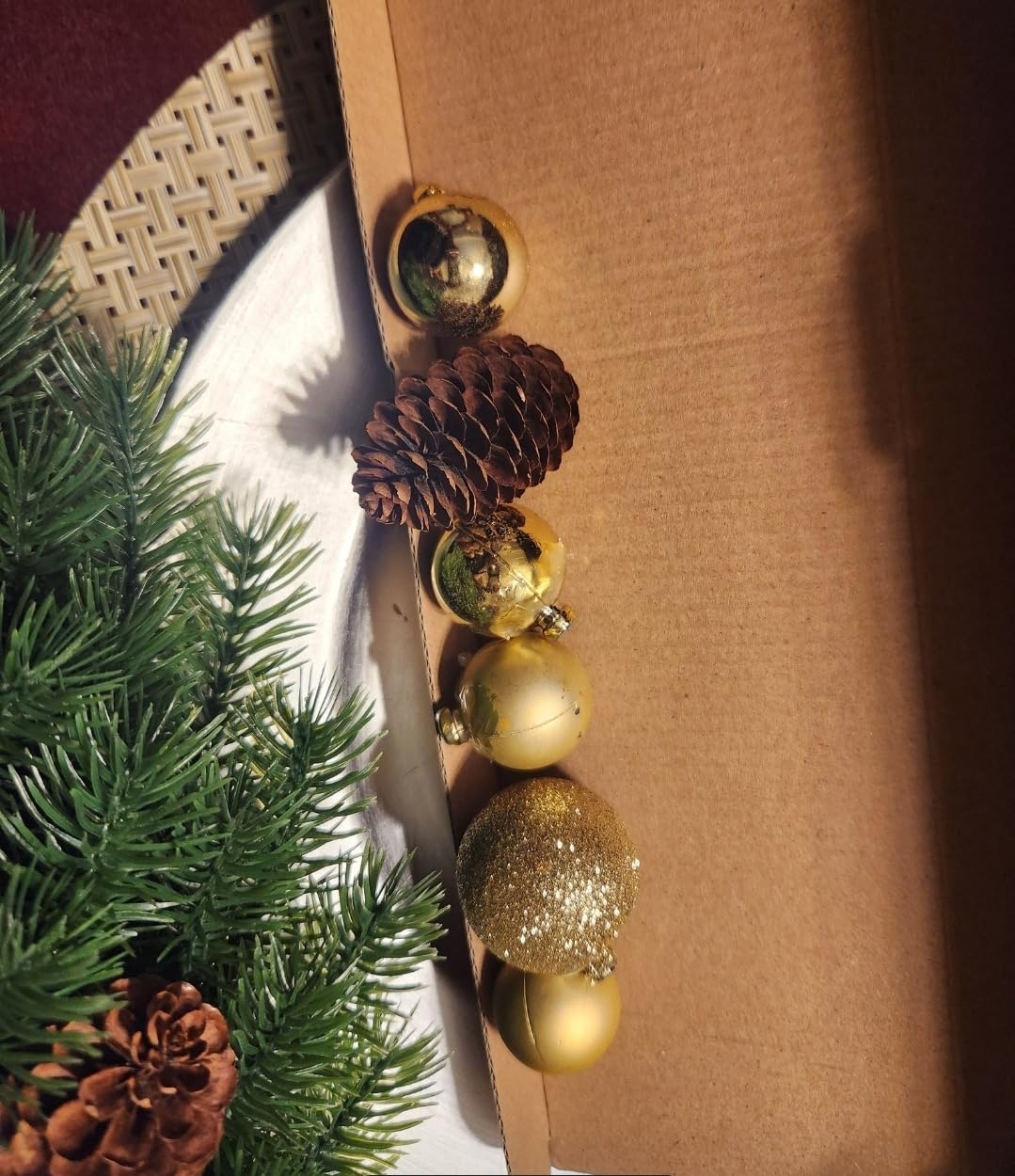 Hausse Lighted Christmas Wreath with Metal Hanger, Pre-lit Xmas Wreath with Large Golden Bow & Balls, Battery Operated with 40 LEDs Lights, for Front Door Gate Wall Christmas Party Decorations customer photo 2