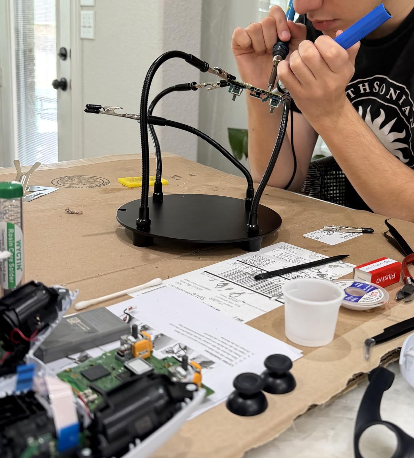 XYK Helping Hands Soldering Station with 3X Magnifying Glass with light, 4 Flexible Helping Hand Arms Magnifier and Third Hand Soldering Tool for Electronic Repair Soldering Jewelry Crafts customer photo 2