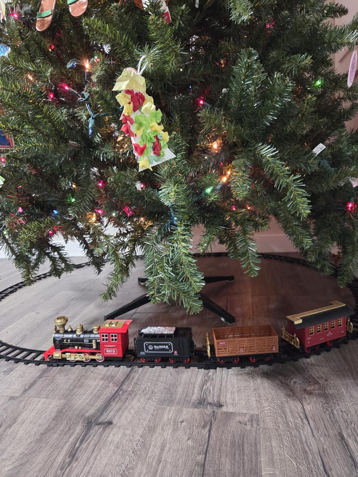 Hot Bee Train Set - Metal Train Toys with Luxury Tracks and Glowing Passenger, Christmas Train Sets for Around The Tree with Smokes, Lights & Sound, Toy Train Set for 3 4 5 6 7+ Years Old Boys Gifts customer photo 2