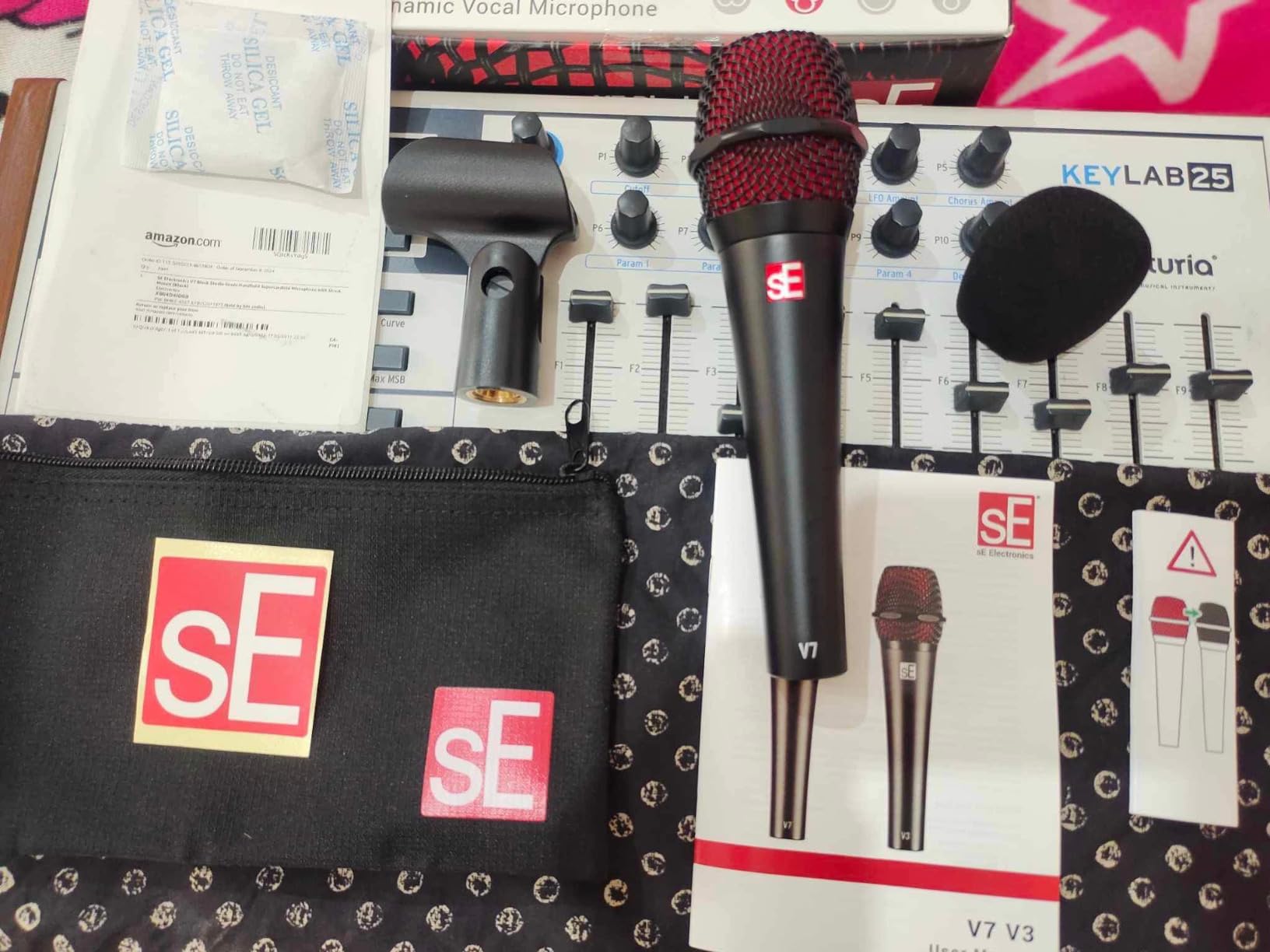 SE ELECTRONICS V7 Dynamic Microphone for Singing, Speech & Studio Recording - XLR Handheld Professional Microphone with Supercardioid Aluminum Voice Coil for Huge Gain Before Feedback - Black customer photo 1