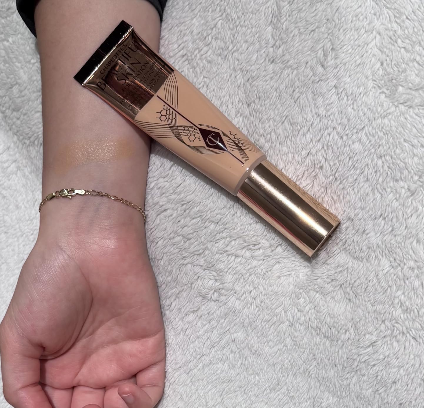 Charlotte Tilbury Beautiful Skin Medium Coverage Hydrating Foundation - Buildable Liquid Makeup for Instant Glow, Plumping Hydration & Lasting Skincare Benefits customer photo 1