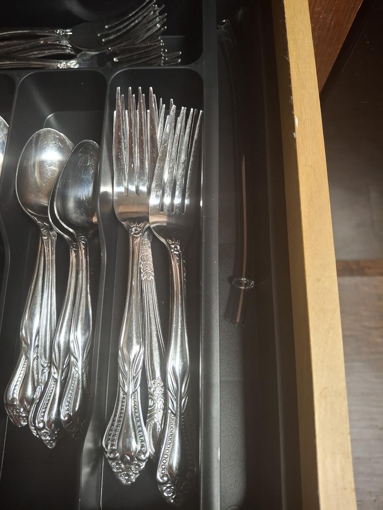 Lifewit Extra Large Silverware Drawer Organizer, Expandable Utensil Tray | BPA Free Flatware Cutlery Holder for Kitchen, Adjustable Plastic Storage for Spoons Forks Knives, 13-22 x15, Black customer photo 1