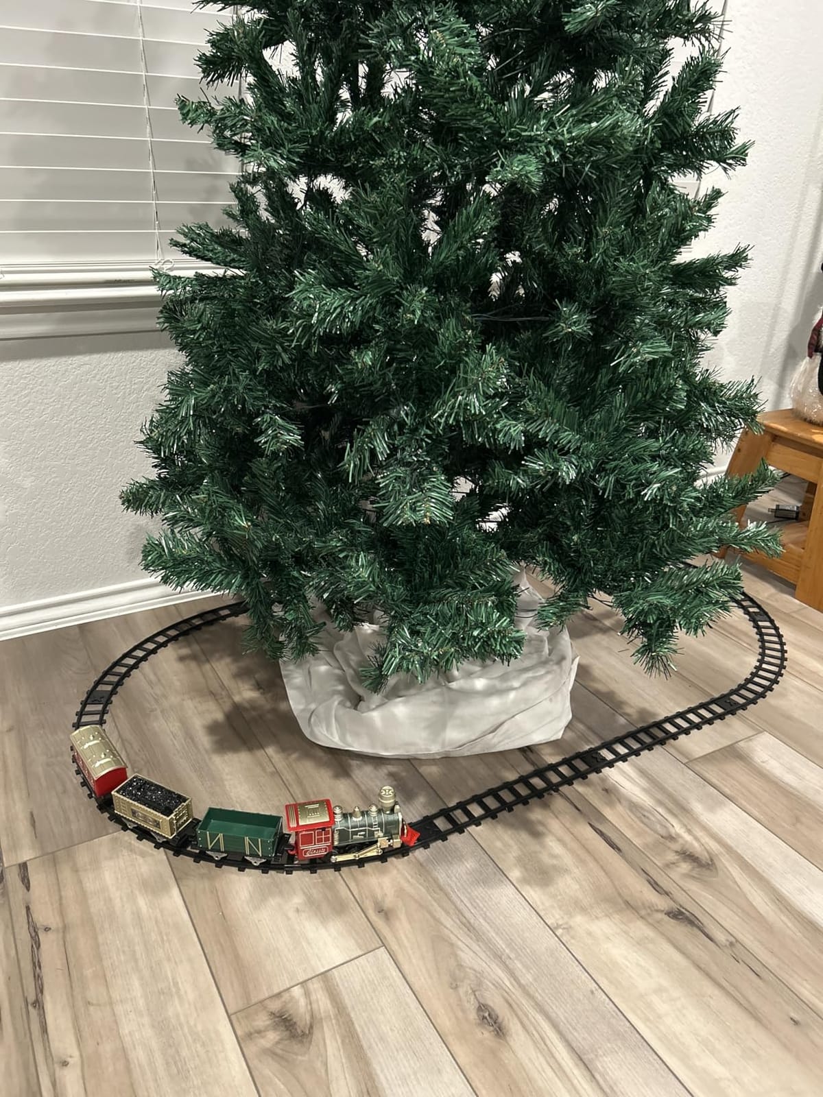 JQ JUQU Electric Train Set for Kids Ages 3-8, Battery Operated Toy Train with Lights and Sounds, 3 Cars and 10 Tracks for Christmas and Year Round Play customer photo 2