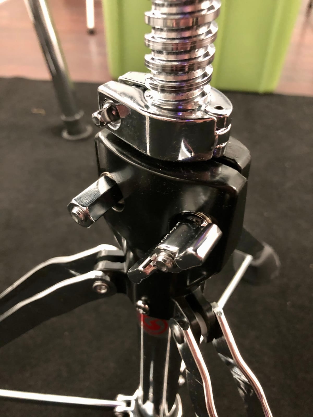 Gibraltar 9000 Series Hydraulic Saddle Drum Throne, 17