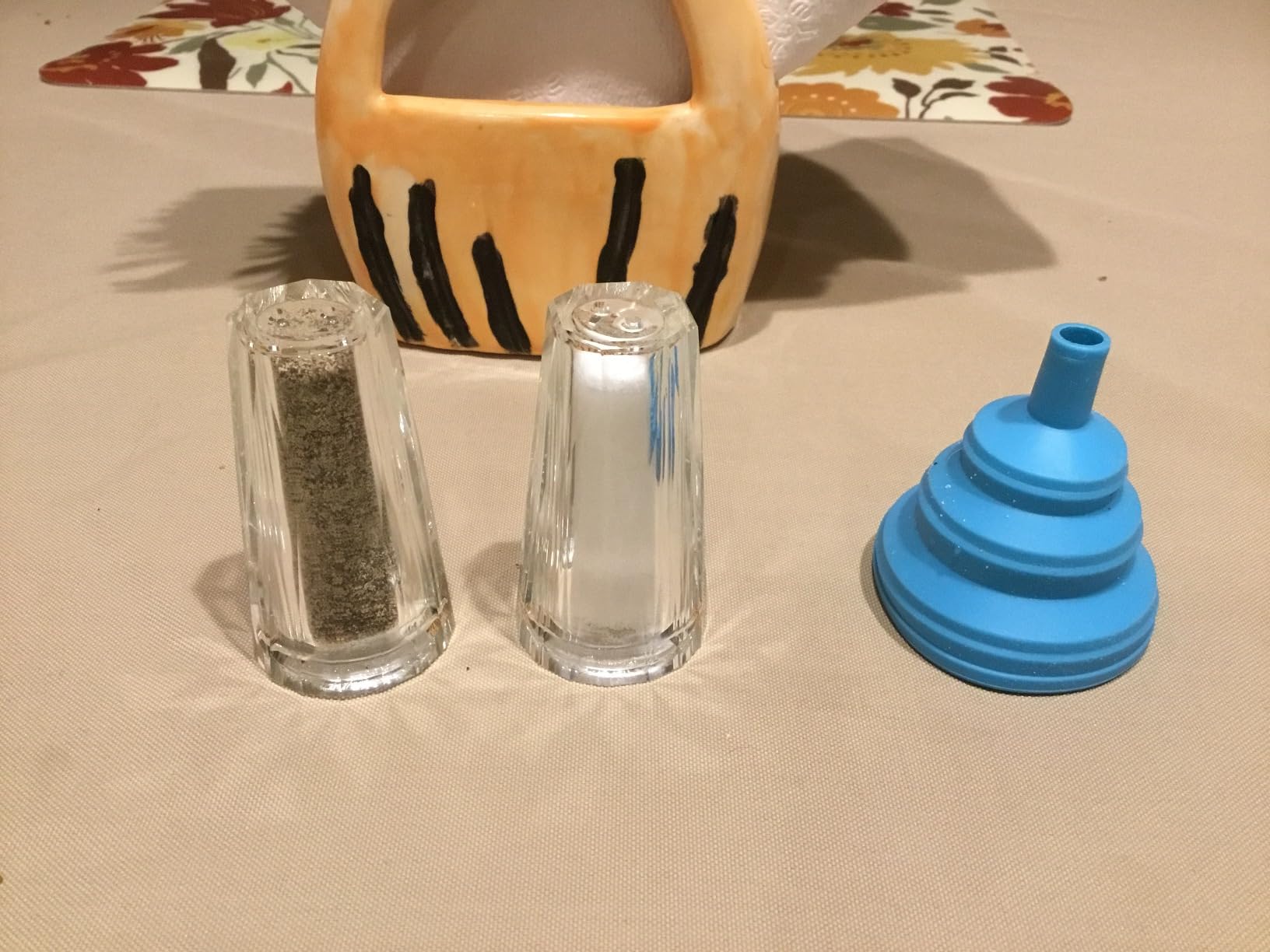 Salt and Pepper Shaker Set Spice Dispenser Refillable Design Cut Crystal Seasoning Shaker Kitchen Decor for Cooking Table, RV, Dinner Party, Camping BBQ (Set Of 2) customer photo 1