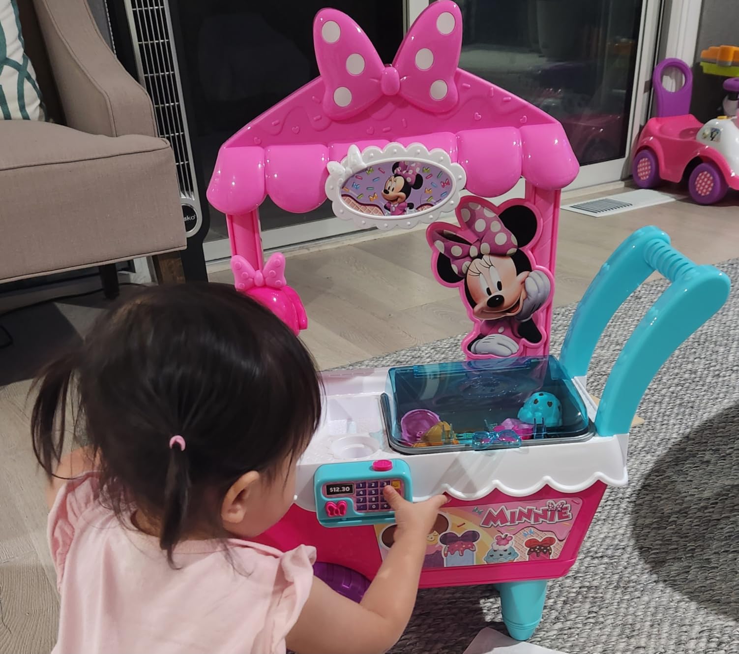 Disney Junior Minnie Mouse Sweets & Treats Ice Cream Cart with Sounds and Phrases, 40-pieces, Pretend Play, Kids Toys for Ages 2 Up by Just Play customer photo 2