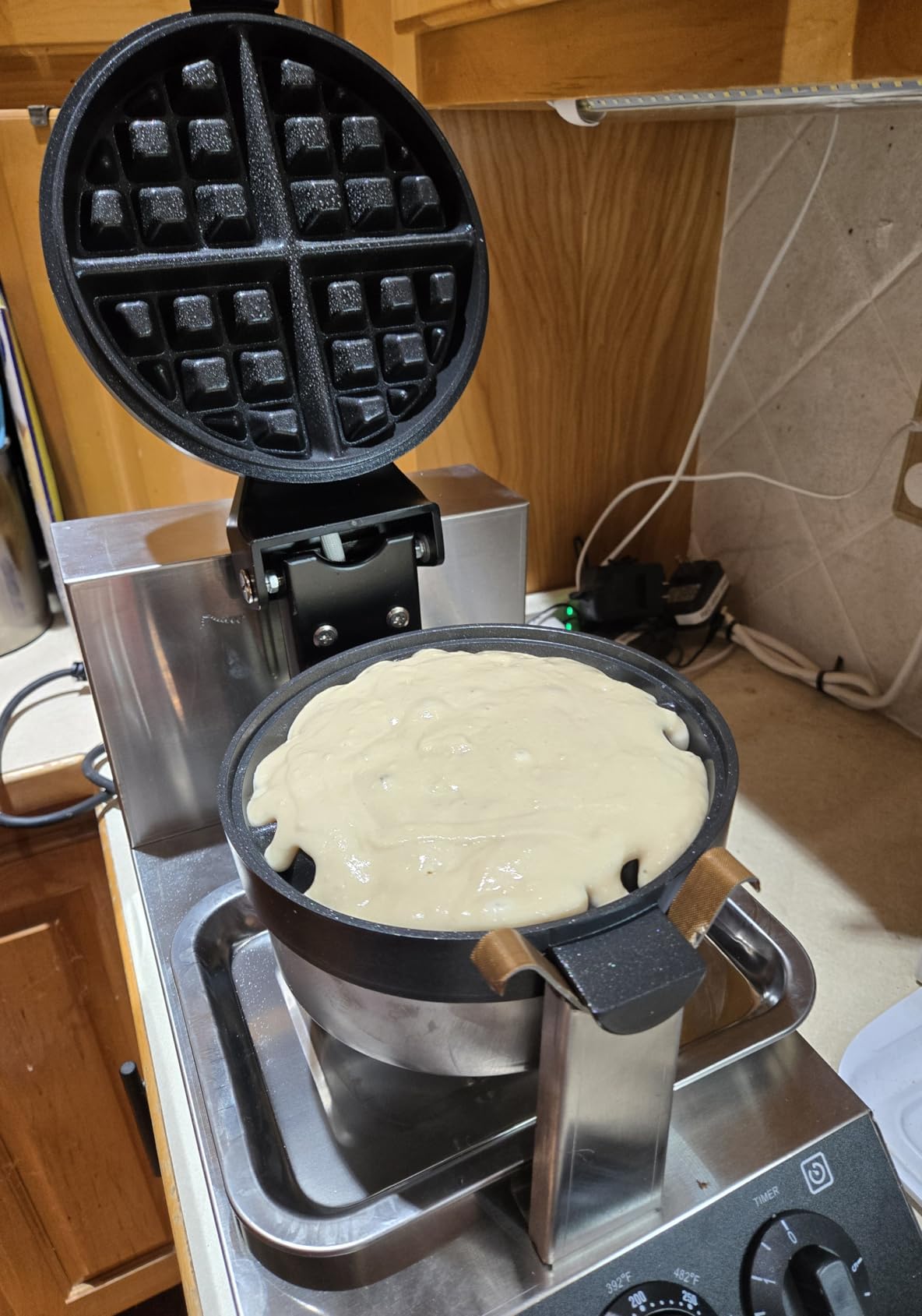 VEVOR Commercial Waffle Maker, 1300W Round Waffle Iron, Non-Stick Rotatable Waffle Baker Machine With 122-572℉ Temp Range and Time Control, Teflon-Coated Baking Pan Stainless Steel Body 110V customer photo 2