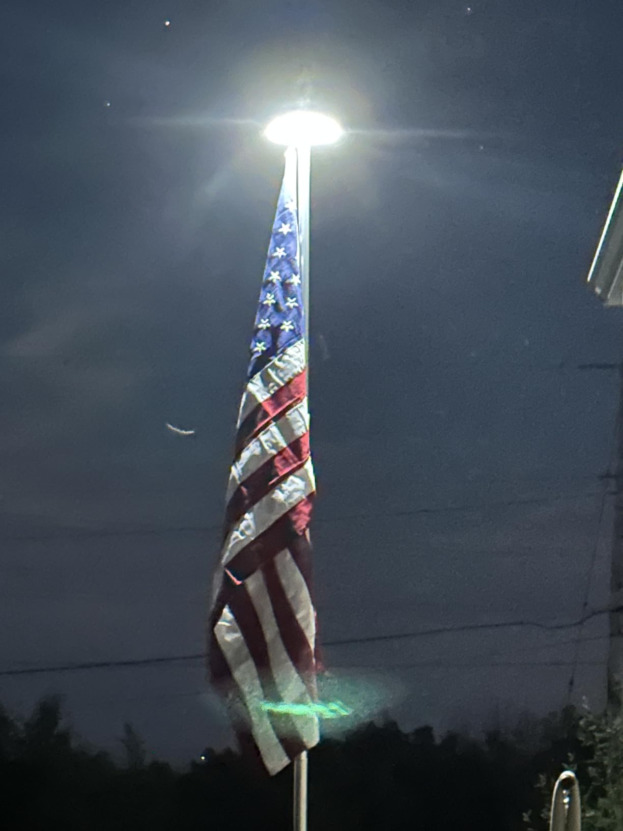 Solar Powered Flag Pole Light, 566 LEDs 6000lm Brightest, Up to 20 Hrs, 100% Coverage, Fits 15-30 Ft Poles, 0.55