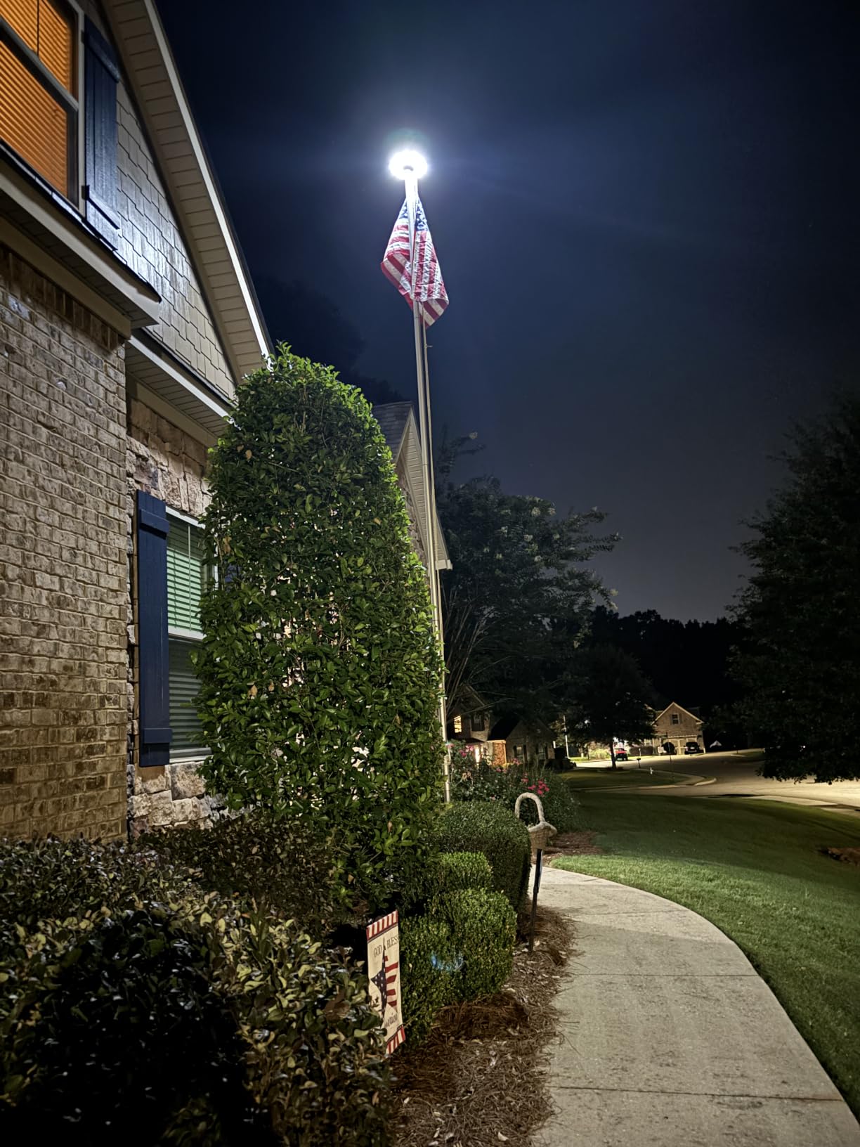 Solar Powered Flag Pole Light, 566 LEDs 6000lm Brightest, Up to 20 Hrs, 100% Coverage, Fits 15-30 Ft Poles, 0.55