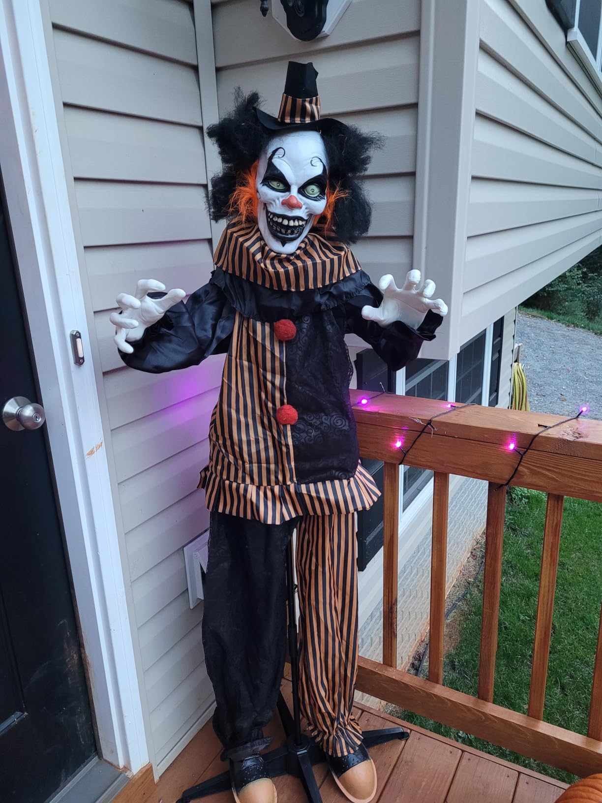 Hourleey Halloween Outdoor Standing Clown Decorations, Life Size Animatronic Scary The Talking Clown with Flashing Red Eyes, Indoor Outdoor Halloween Decoration customer photo 1