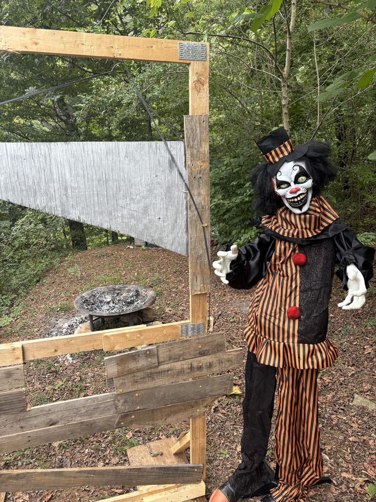 Hourleey Halloween Outdoor Standing Clown Decorations, Life Size Animatronic Scary The Talking Clown with Flashing Red Eyes, Indoor Outdoor Halloween Decoration customer photo 2
