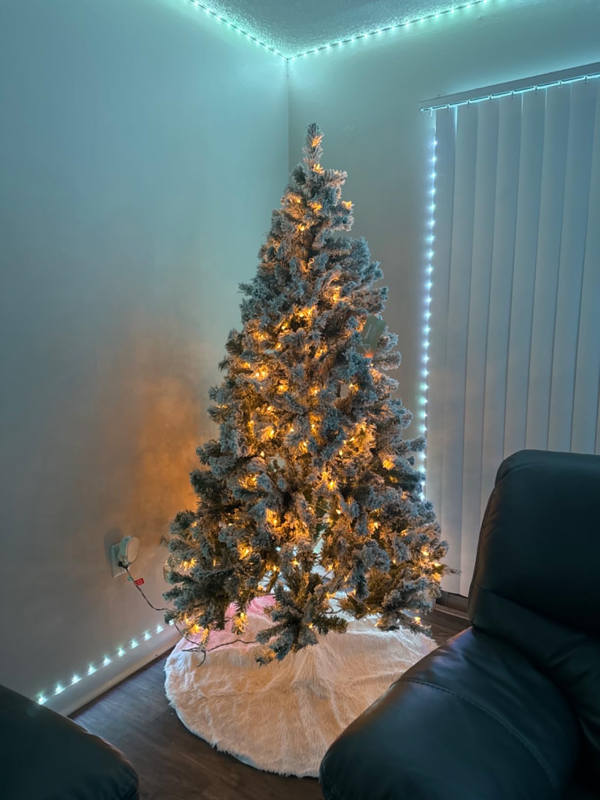 YEAHOME Christmas Tree Skirt, 48 Inch White Soft Faux Fur Tree Skirts Plush Christmas Decorations, White Ornaments Christmas Tree Skirts Xmas Decorations Indoor Holiday Party Decor customer photo 2