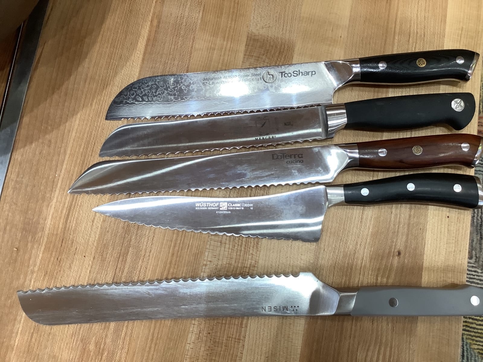 Misen Serrated Bread Knife - High-Carbon Japanese AUS8 Steel - Perfect for Soft Foods, Bread, Pastries, and Fruits - Verstatile Slicer, Razor-Sharp Edge, Durable Blade, Ergonomic Handle - 8