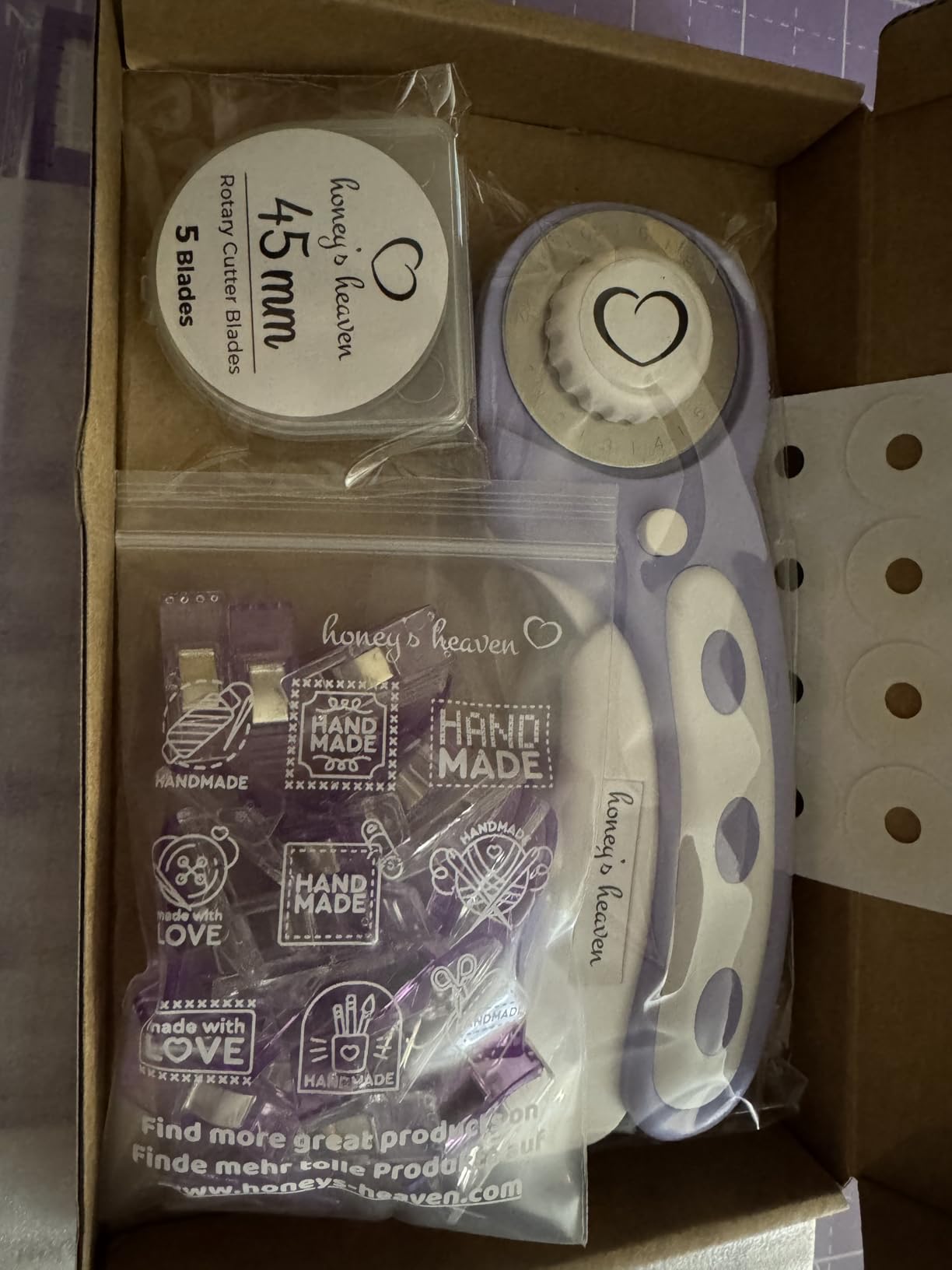 Honey's Heaven Rotary Cutter Set - Quilting Kit incl. 45mm Fabric Cutter, 5 Replacement Blades, A6 Cutting Mat and Craft Clips - Ideal for Crafting, Sewing, Patchworking, Crochet & Knitting customer photo 1