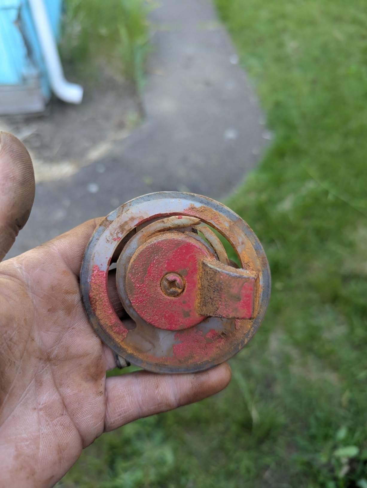 VEVOR Well Hand Pitcher Pump, 25 ft Maximum Lift, Antique Cast Iron Manual Hand Water Pump, NPT 1-1/4 in Connection, Easy Installation, Old Fashioned for Outdoor Garden, Pond, Backyard, Farm, Red customer photo 1