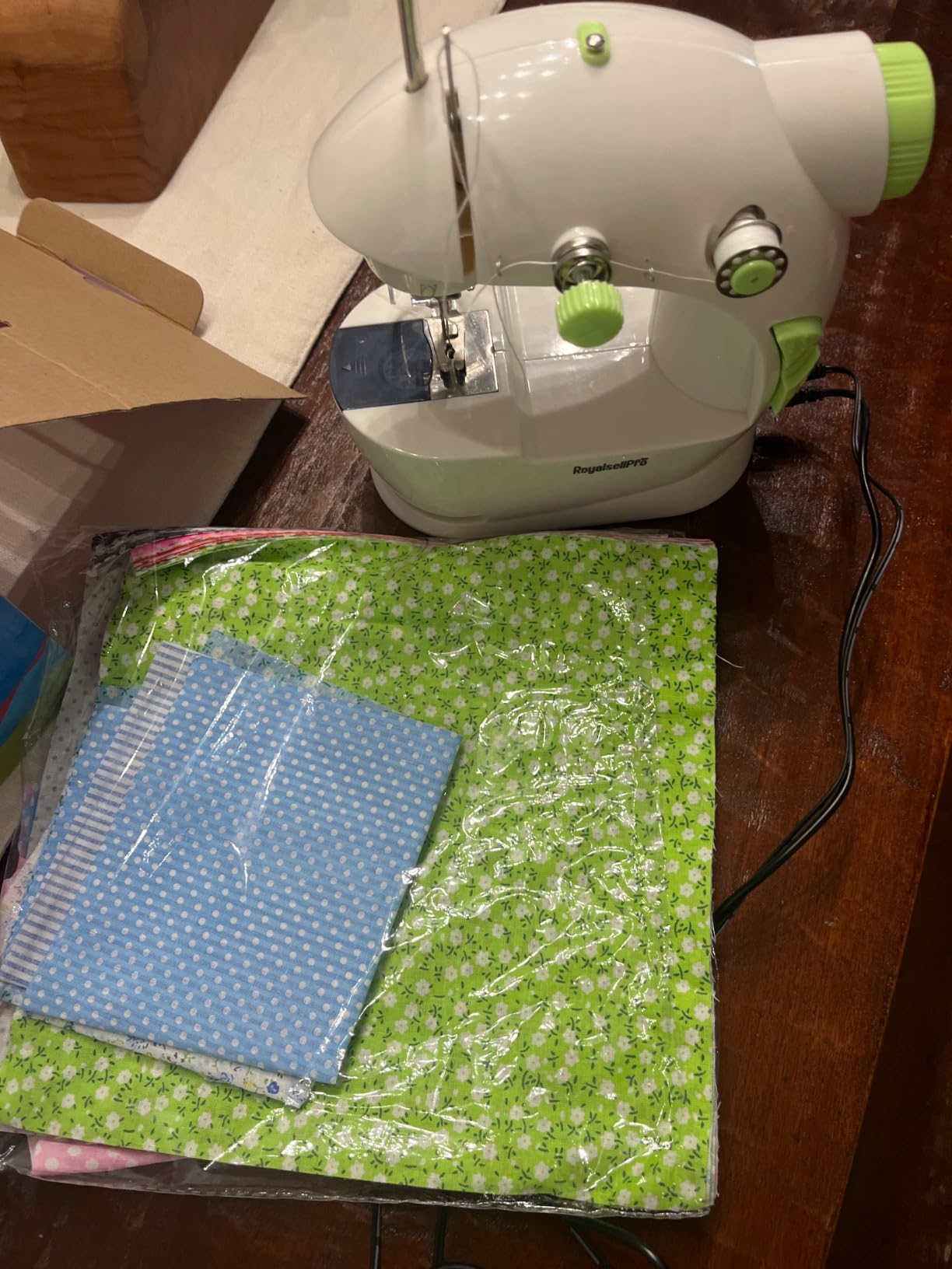 Mini Sewing Machine with 123 Pcs Sewing Kit for Beginners, Dual Speed Portable Sewing Machine with Light and Finger Guard Suitable for Household, Travel customer photo 1