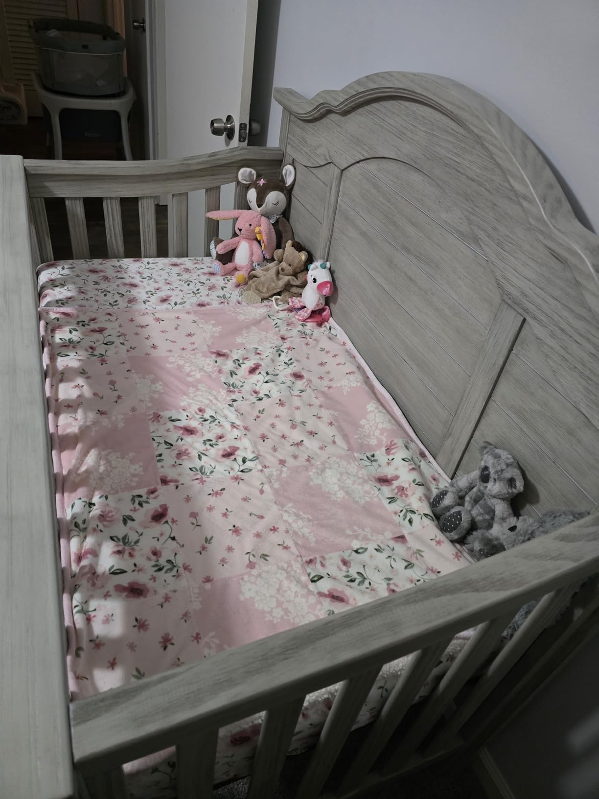 Delta Children Simmons Kids Asher 6-in-1 Convertible Crib with Toddler Rail, Aged Oak customer photo 2