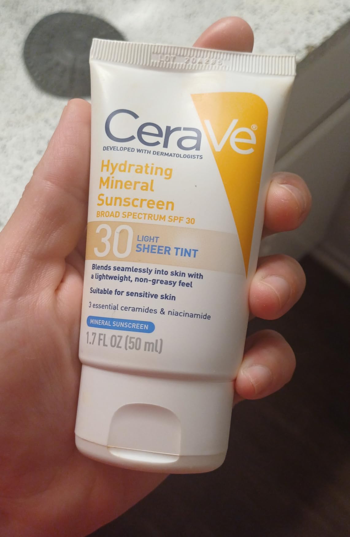 CeraVe Tinted Sunscreen for Face, Mineral SPF 30 Moisturizer, Light, 1.7oz | Skin Care, Face Sunscreen, Hyaluronic Acid, Zinc Oxide, Titanium Dioxide, Sheer Tint, Healthy Glow, Blends Seamlessly customer photo 2