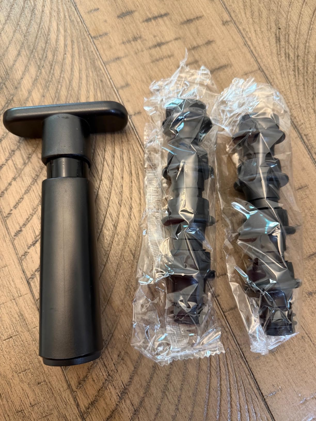 WOTOR Wine Saver Vacuum Pump with 4 Stoppers, Wine Preserver, Black customer photo 2