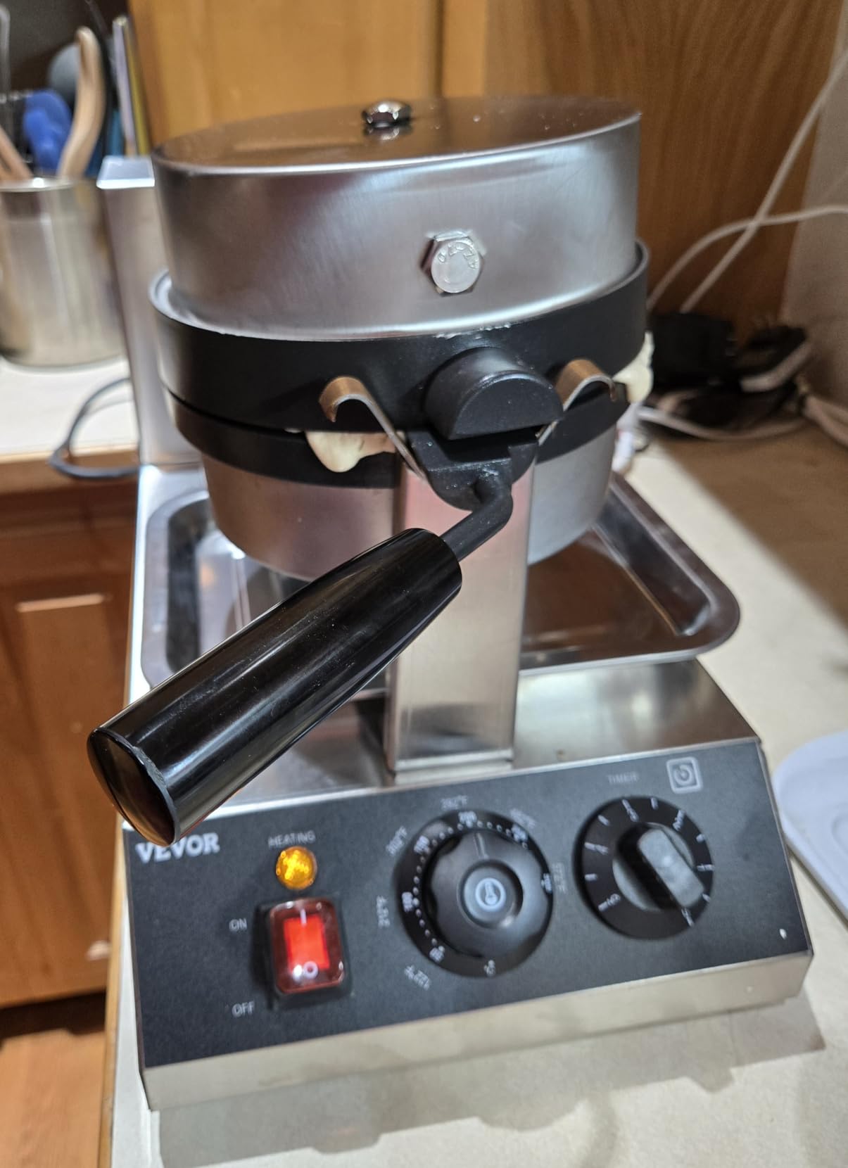 VEVOR Commercial Waffle Maker, 1230W Round Waffle Baker Machine, Non-Stick Stainless Steel Belgian Waffle Iron with Temperature and Time Control, Handle, for Restaurant Bakery Snack Bar Family customer photo 1