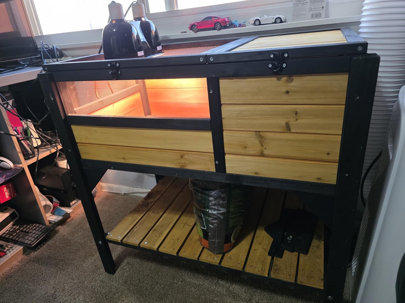 VEVOR Tortoise Habitat, Cedar Wooden Tortoise House Indoor & Outdoor, Tortoise Enclosure with Light Stand, Reptile Enclosure Small Animal Cage with Stand Legs for Gecko, Lizard, Snake customer photo 1