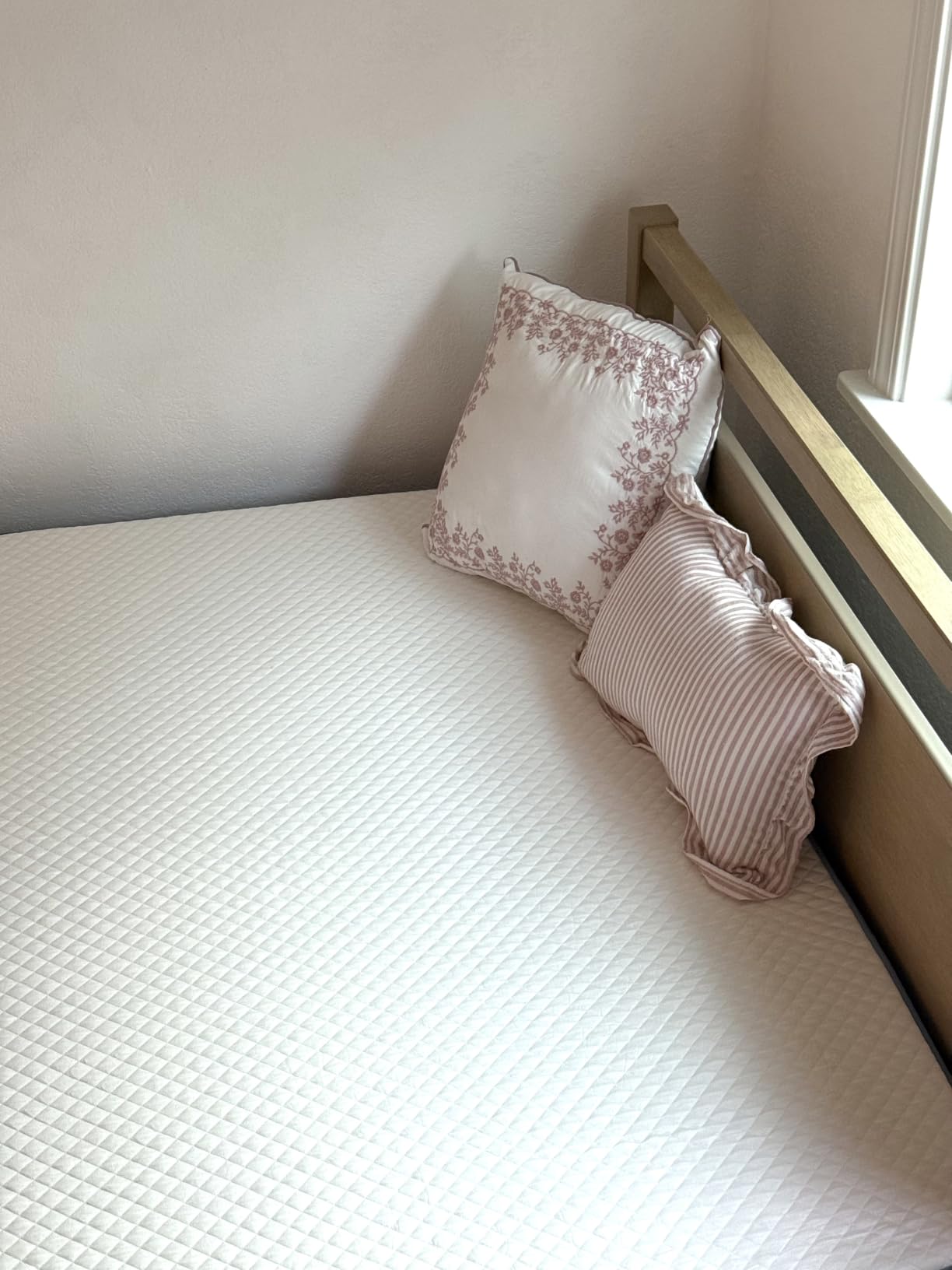 LIFEMENT Queen Mattress, 10 Inch Queen Size Mattress, Basic Copper Cooling Gel Memory Foam Mattress in a Box, Pressure Relief with Medium Firm Support, CertiPUR-US Certified, 80''L x 60''W customer photo 2