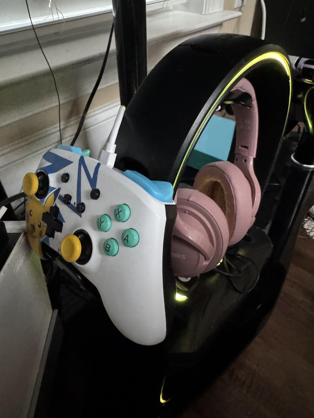 KDD RGB Headphone & Controller Stand with 9 Light Modes - Foldable Controller Hanger for Desk - Earphone Stand with Cable Organizer - for Gamers Desktop Accessories customer photo 2
