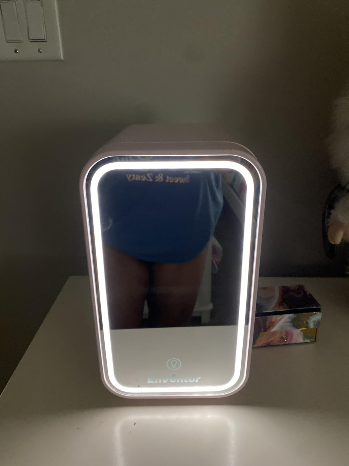Enventor Mini Fridge with Dimmable LED Mirror, 6L/ 8 Can, AC/DC Power, Pink customer photo 1