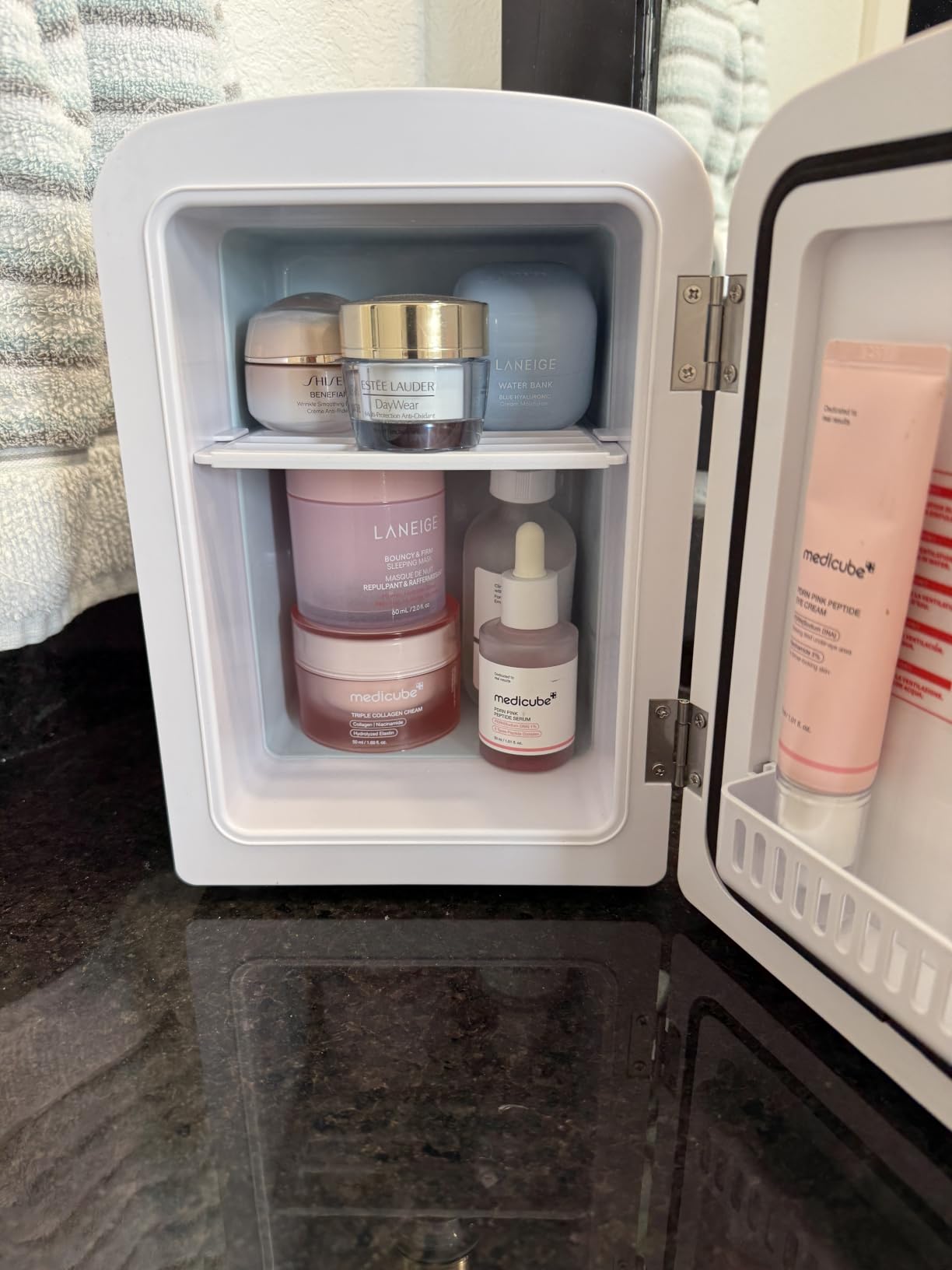 Electactic Mini Fridge, 4L/6 Cans Cosmetic Fridge for Bedroom, Green customer photo 2