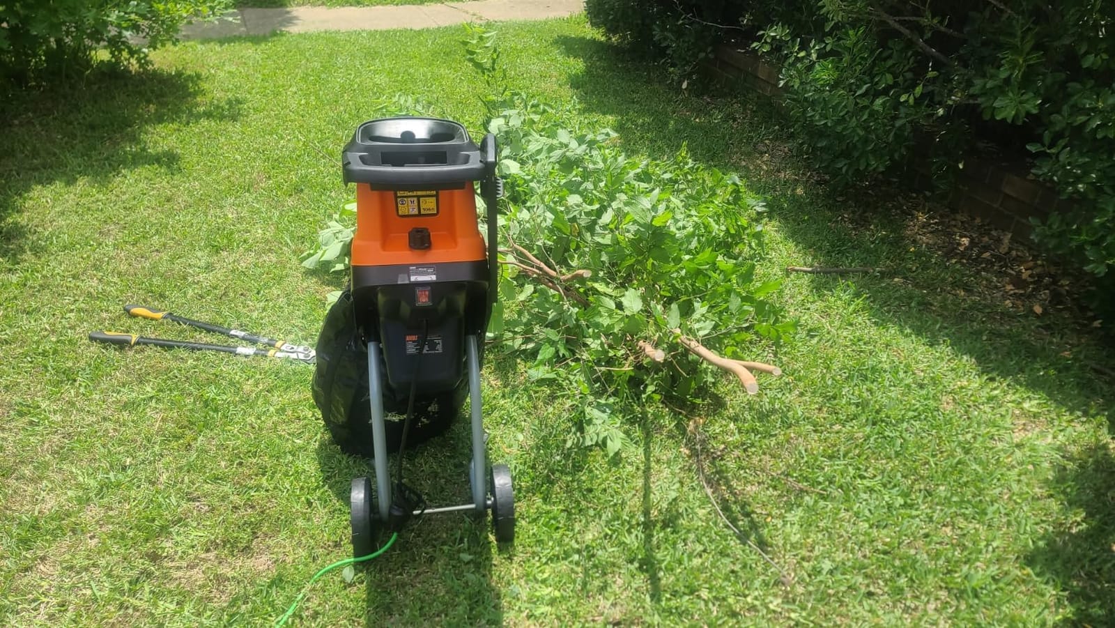 AIVOLT Electric Wood Chipper, 15-Amp Chipper Shredder customer photo 1