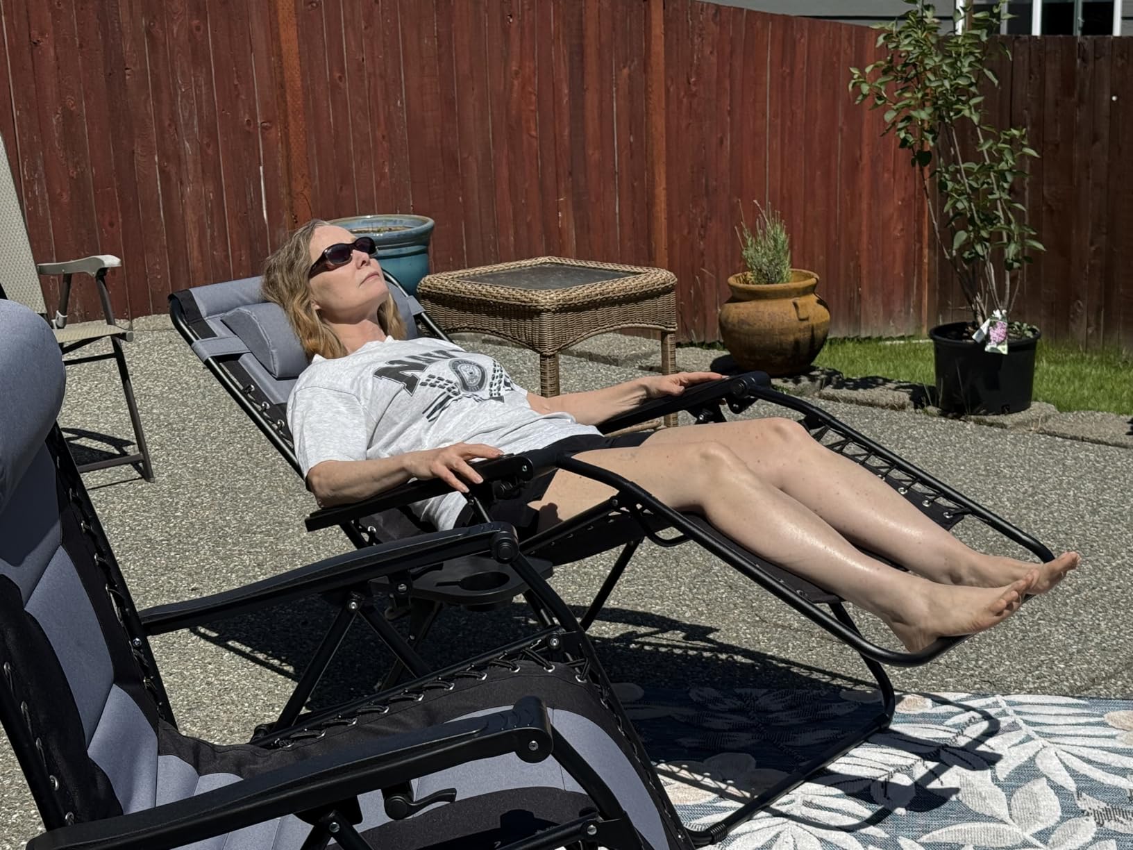 Sweetcrispy Zero Gravity Chairs Set of 2, Outdoor Folding Patio Lounge Chair with Cup Holder Tray, Portable Beach Camping Recliner for Poolside, Garden, Backyard, Lawn, Solid Black customer photo 2