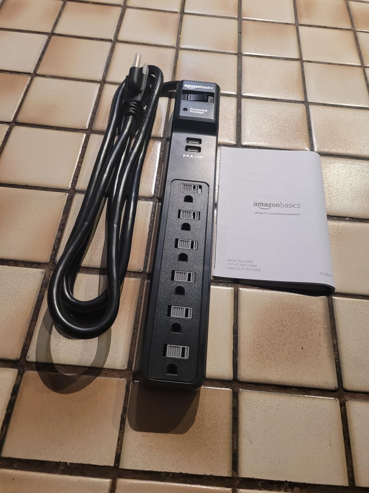 Amazon Basics Surge Protector customer photo 2