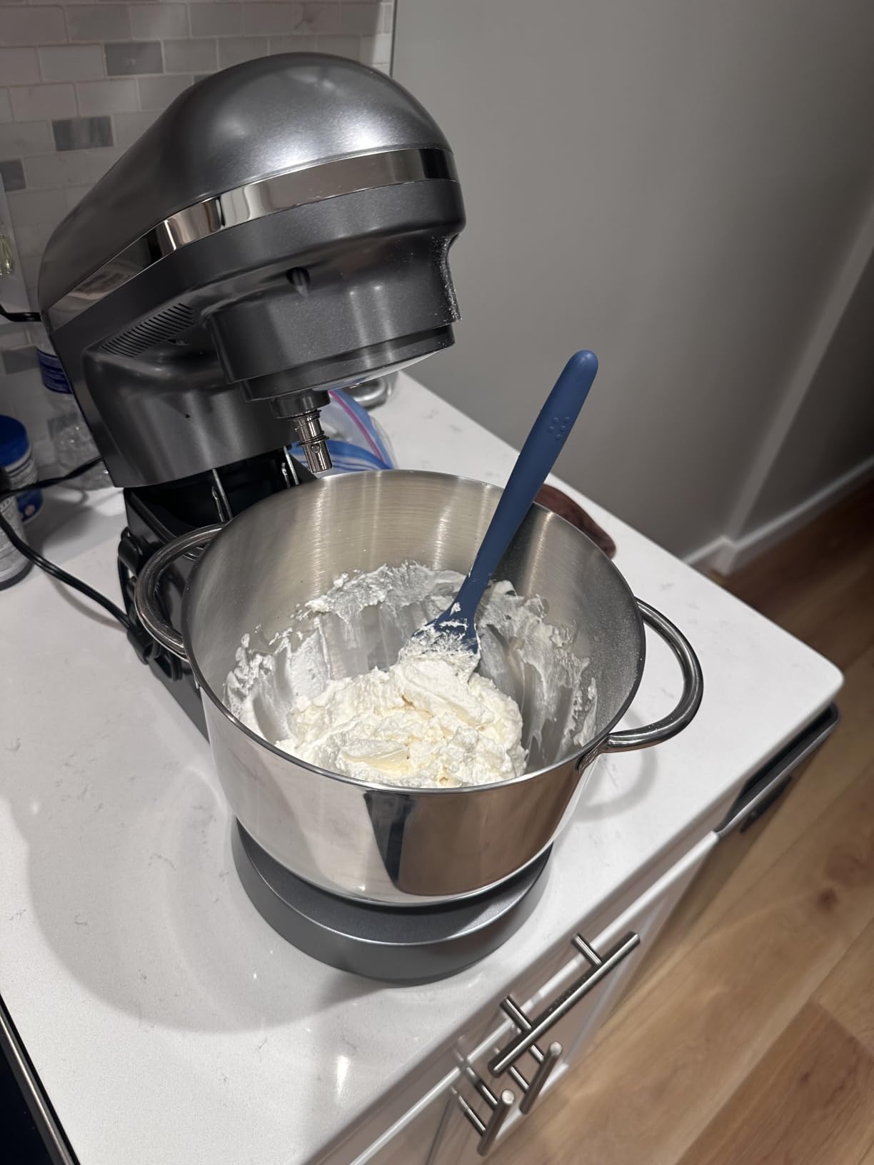 Aucma Stand Mixer,6.5-QT 660W 6-Speed Tilt-Head Food Mixer, Kitchen Electric Mixer with Dough Hook, Wire Whip & Beater (Champagne, 6.5QT) customer photo 2