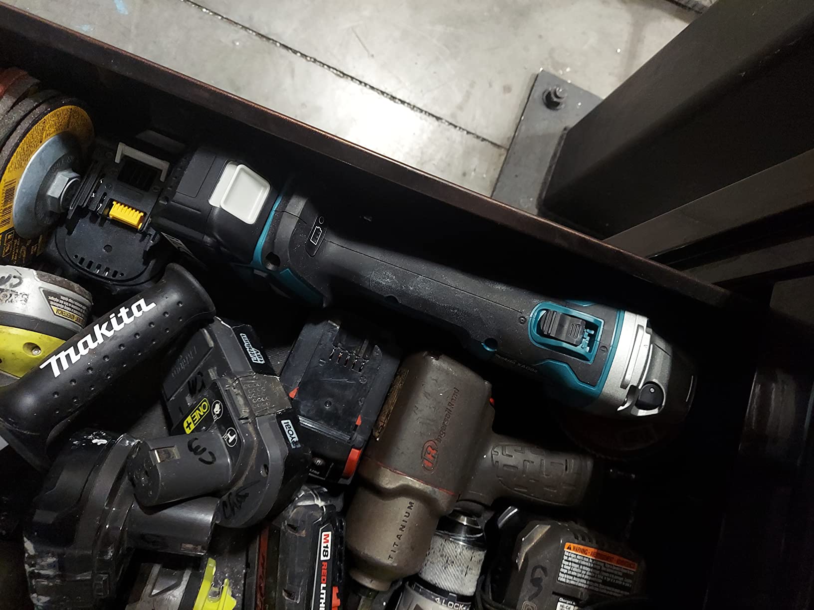 MAKITA 18V LXT Lithium-ION BRUSHLESS Cordless 4-1/2 in. /5 in. X-Lock Angle Grinder with A customer photo 2