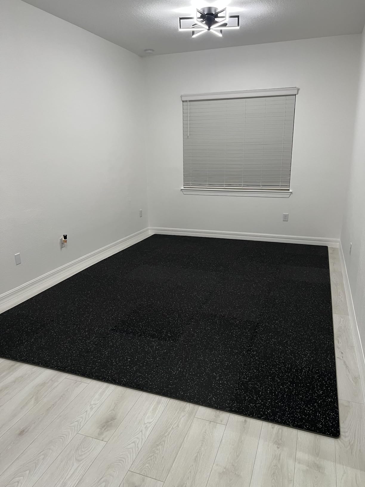 VEVOR 0.56Inch 100sq.ft Exercise Equipment Mats, 25 Tiles Upgraded Rubber Top with High Density EVA Foam, Interlocking Gym Flooring for Home Gym, 25 x 25In Gym Mats, Puzzle Workout Mats, Black & Gray customer photo 1