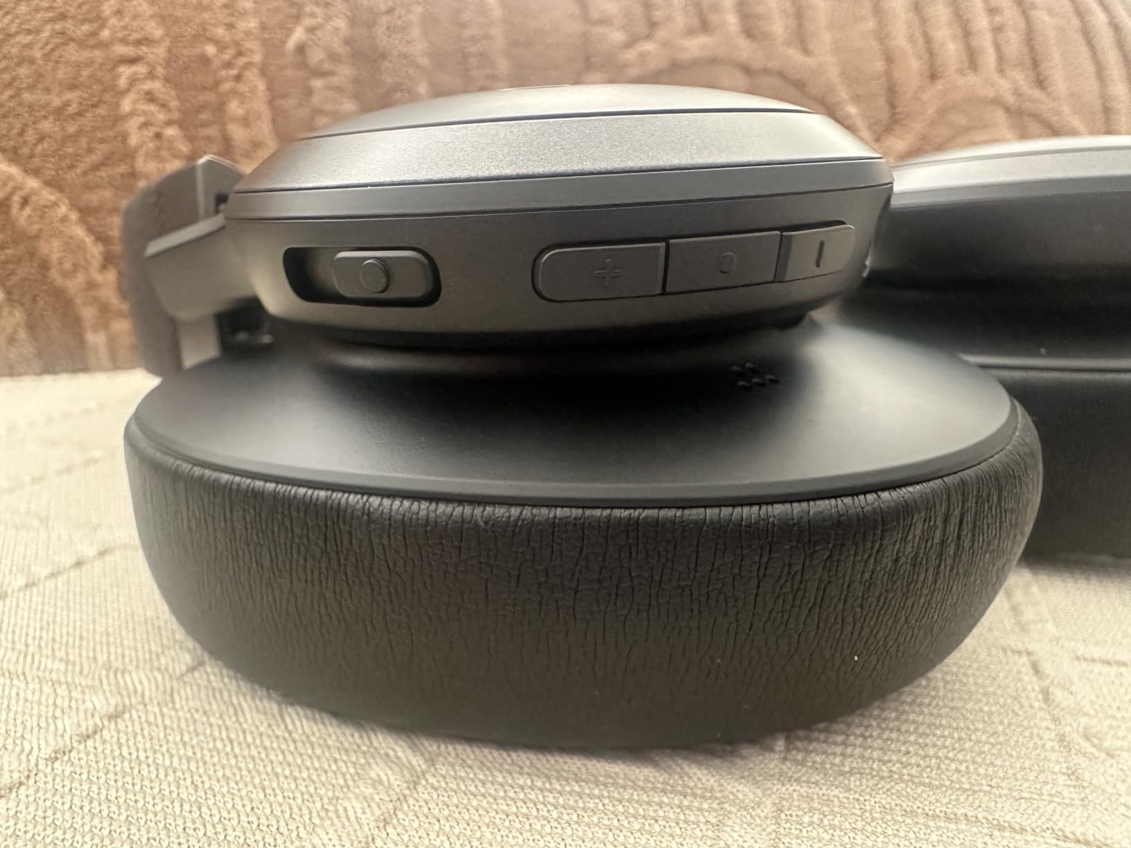 JBL Live 770NC - Wireless Over-Ear Headphones with True Adaptive Noise Cancelling with Smart Ambient, Up to 65 Hours of Battery Life, Comfort-fit Fabric Headband & Carrying Pouch (White) customer photo 2