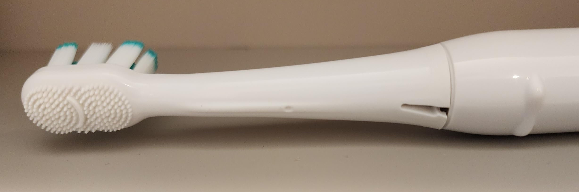 Colgate Total Adult Battery Powered Electric Toothbrush, White, Soft customer photo 1