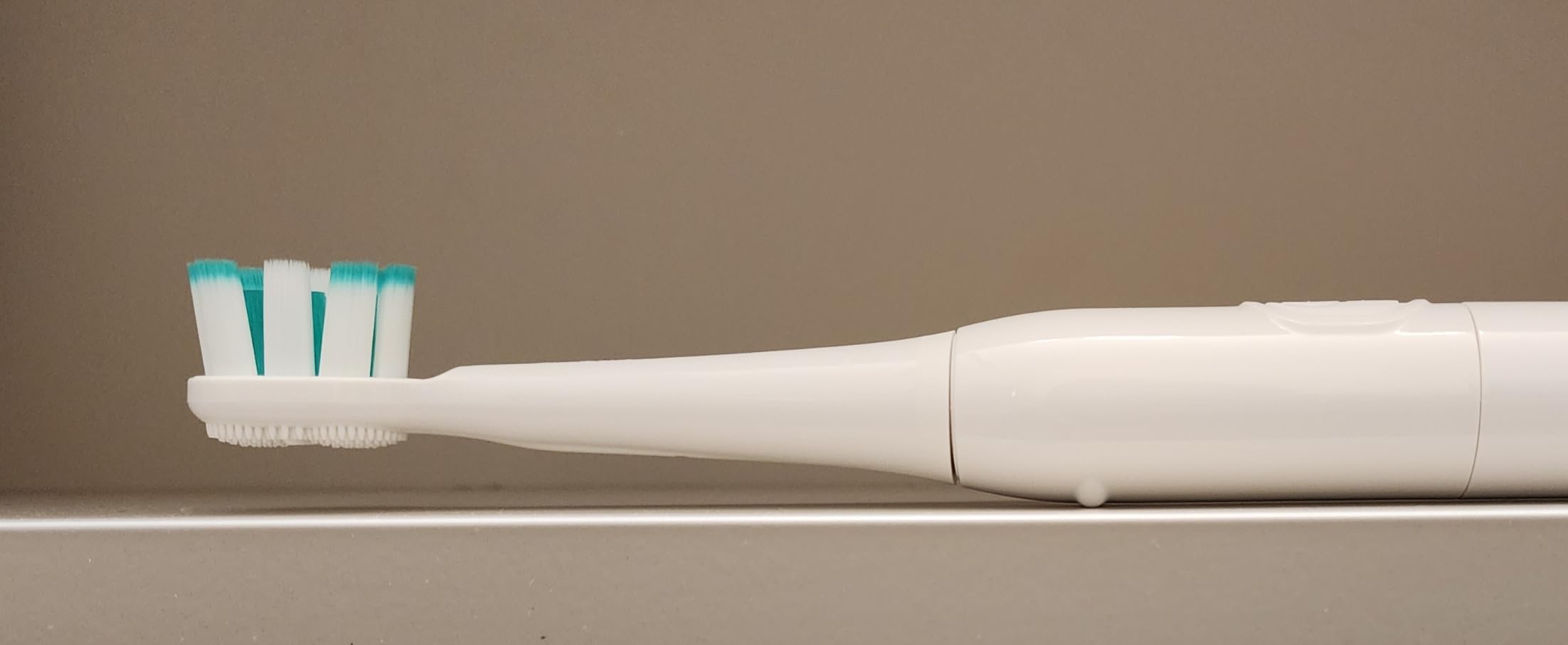 Colgate Total Adult Battery Powered Electric Toothbrush, White, Soft customer photo 2