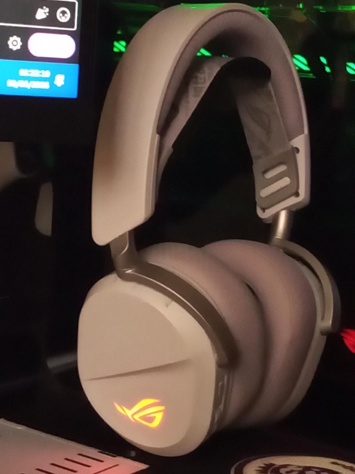 ASUS ROG Pelta Wireless Gaming Headset with Detachable Mic - Black customer photo 1