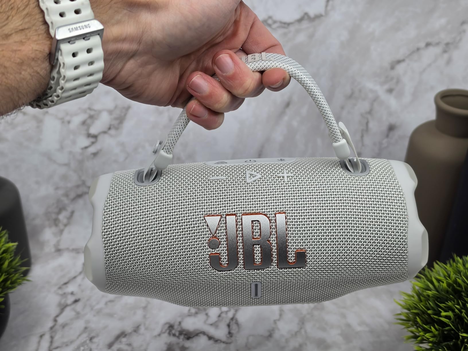 JBL Charge 6 - Portable Waterproof & Drop-Proof Bluetooth Speaker, Bold JBL Pro Sound & AI Sound Boost, 28Hrs Playtime, Built-in powerbank & Comes with a Sturdy/Removable Carrying Strap (Black/Teal) customer photo 1