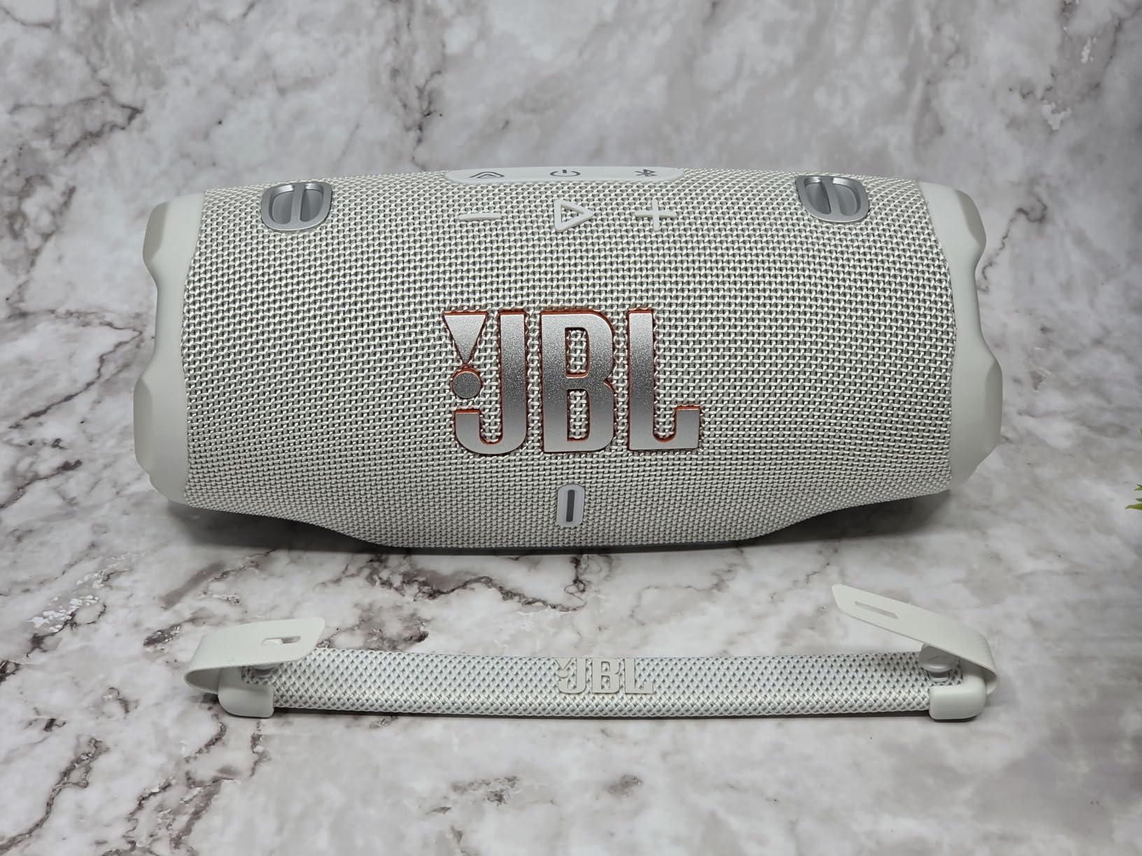 JBL Charge 6 - Portable Waterproof & Drop-Proof Bluetooth Speaker, Bold JBL Pro Sound & AI Sound Boost, 28Hrs Playtime, Built-in powerbank & Comes with a Sturdy/Removable Carrying Strap (Black/Teal) customer photo 2