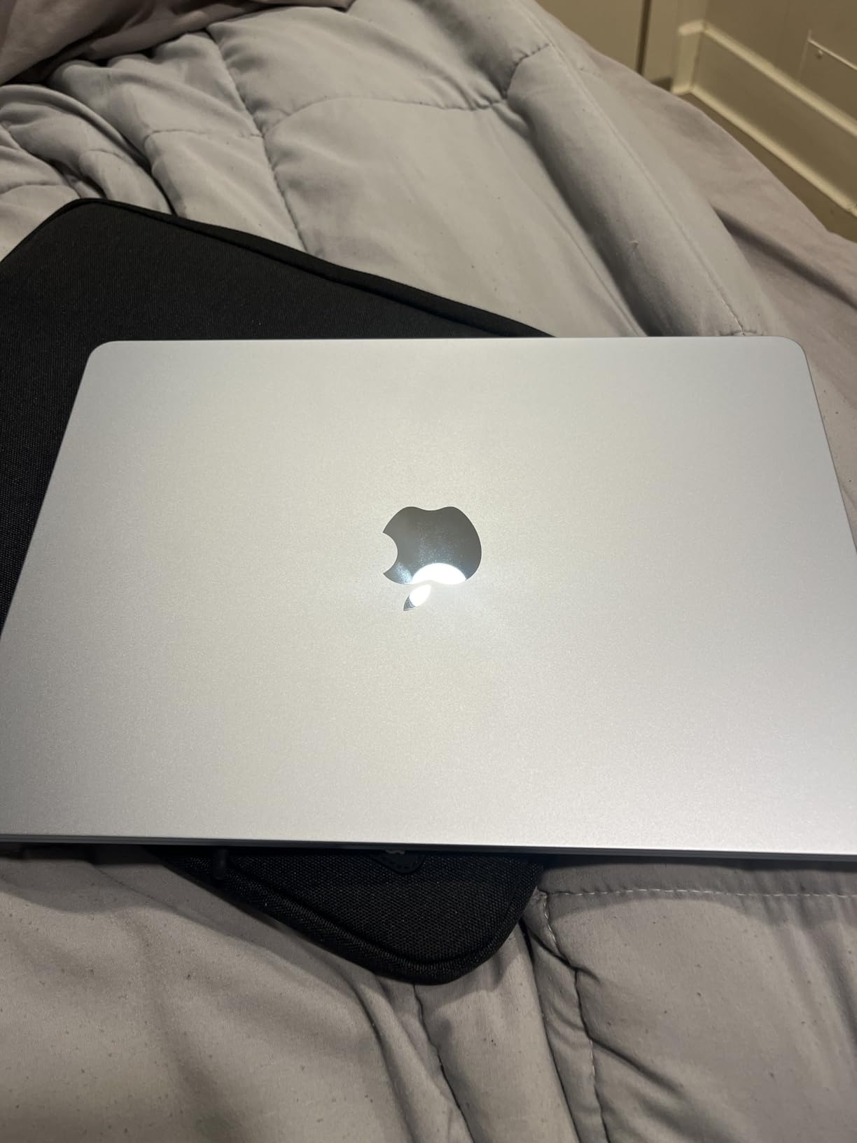 Apple 2025 MacBook Air 13-inch Laptop with M4 chip: Built for Apple Intelligence, 13.6-inch Liquid Retina Display, 24GB Unified Memory, 512GB SSD Storage, 12MP Center Stage Camera, Touch ID; Midnight customer photo 2