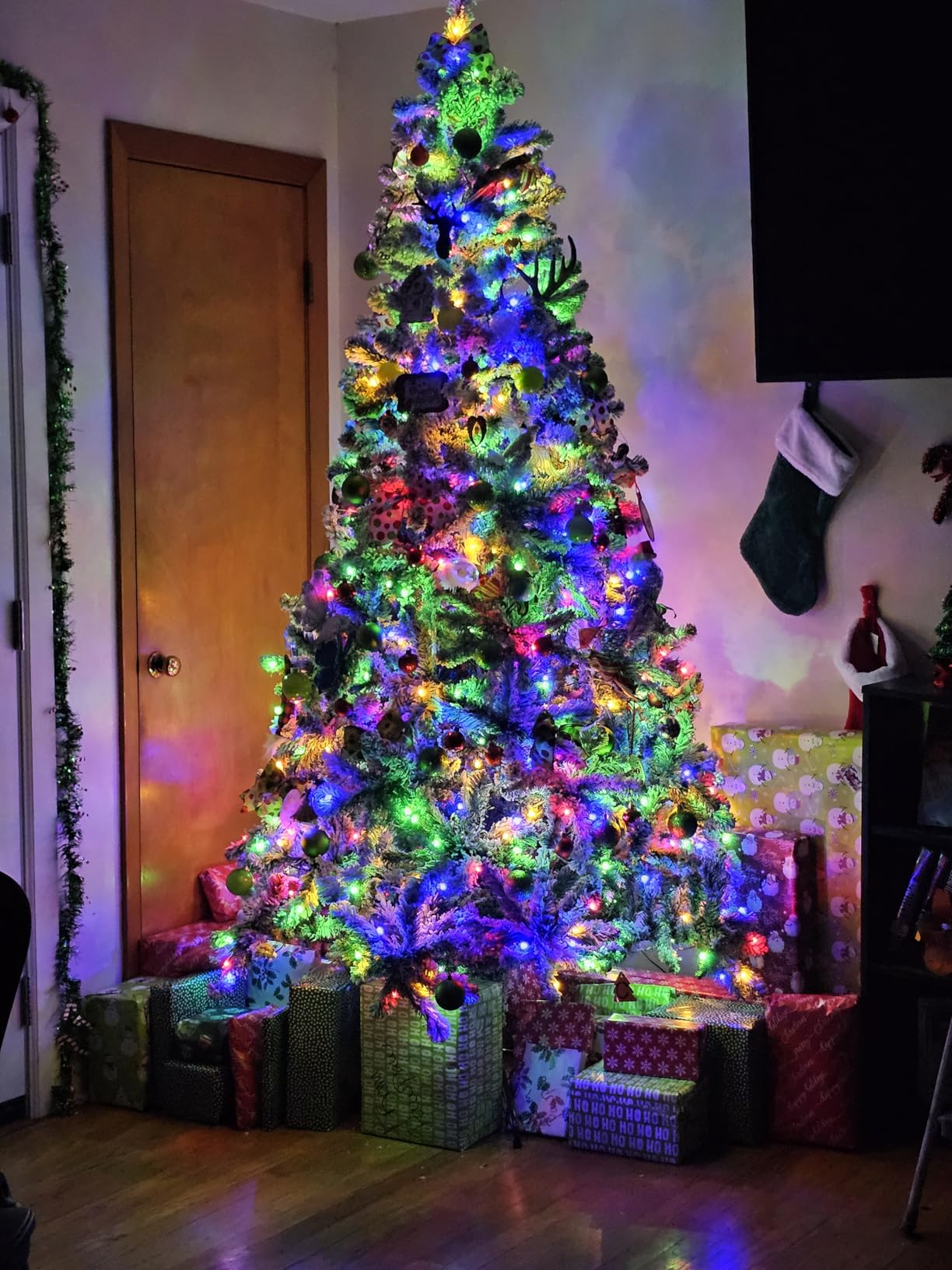 SHareconn 7ft Prelit Flocked Spruce Artificial Christmas Tree with Remote customer photo 1