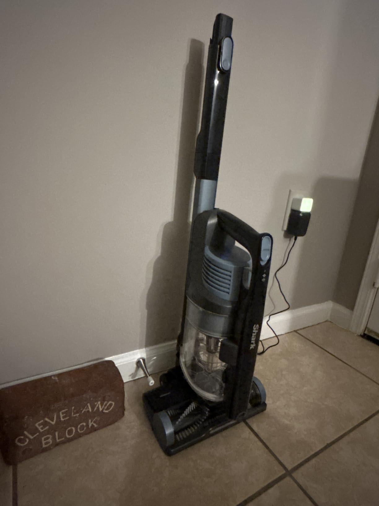 Shark PowerPro Reveal Plus Cordless Vacuum Cleaner - Charcoal - IZ376H customer photo 2