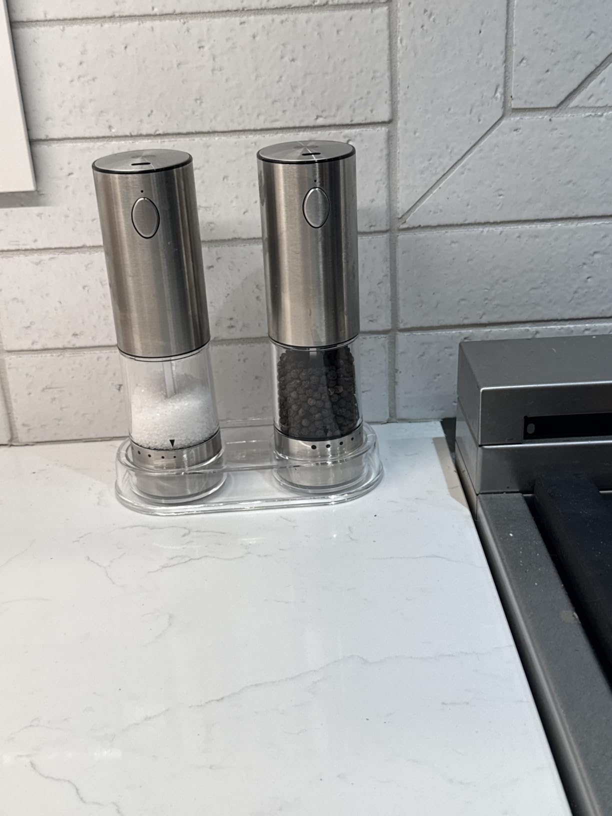 Electric Salt and Pepper Grinder Set Automatic Grinder for Kitchen Battery Pepper Mill Shakers Adjustable Coarseness Upgraded Larger Capacity with Led Gifts for Mom customer photo 1